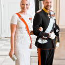 15. januar: Kronprinsparet er til stede ved markeringen av Dronning Margrethe av Danmarks regjeringsjubileum. Her ved ankomsten til gallamiddagen på Christianborg slott (Foto: Krister Sørbø / Scanpix)